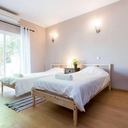 3 Bedroom Villa, 10min Walk To Shops, Bars & Vakantiehuis Luz