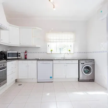 Vakantiehuis 3 Bedroom Villa, 10min Walk To Shops, Bars &